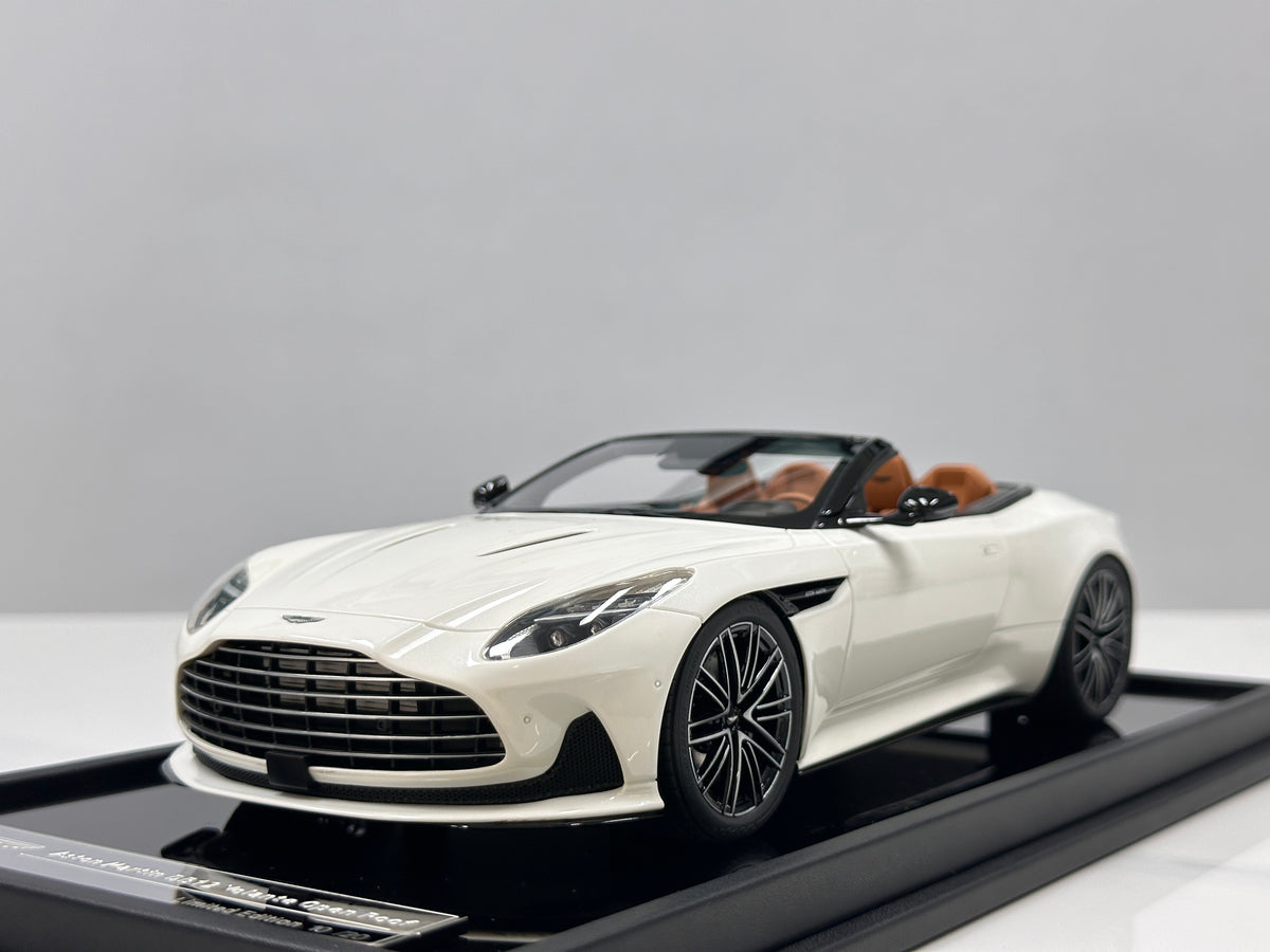 MOTORHELIX 1/18 Aston Martin DB12 Volante (Convertible) - Moonlight White - MH395