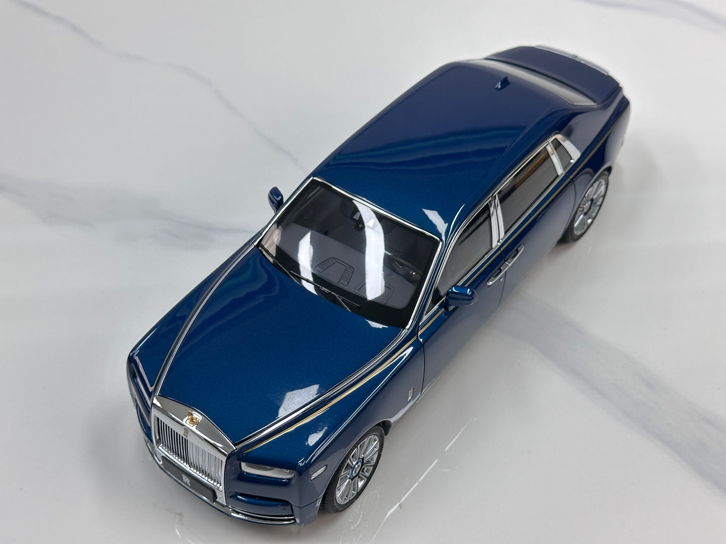 ZP 1/18 Rolls-Royce Phantom VIII (Gold Badge / Leather Suitcase Edition) – Pikes Peak Blue (ZP118)