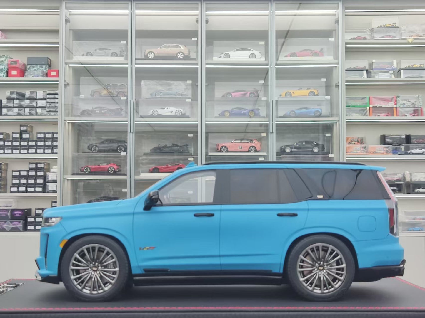 BBA MODEL 1/18 Cadillac Escalade V-Series Matte Blue BBA051