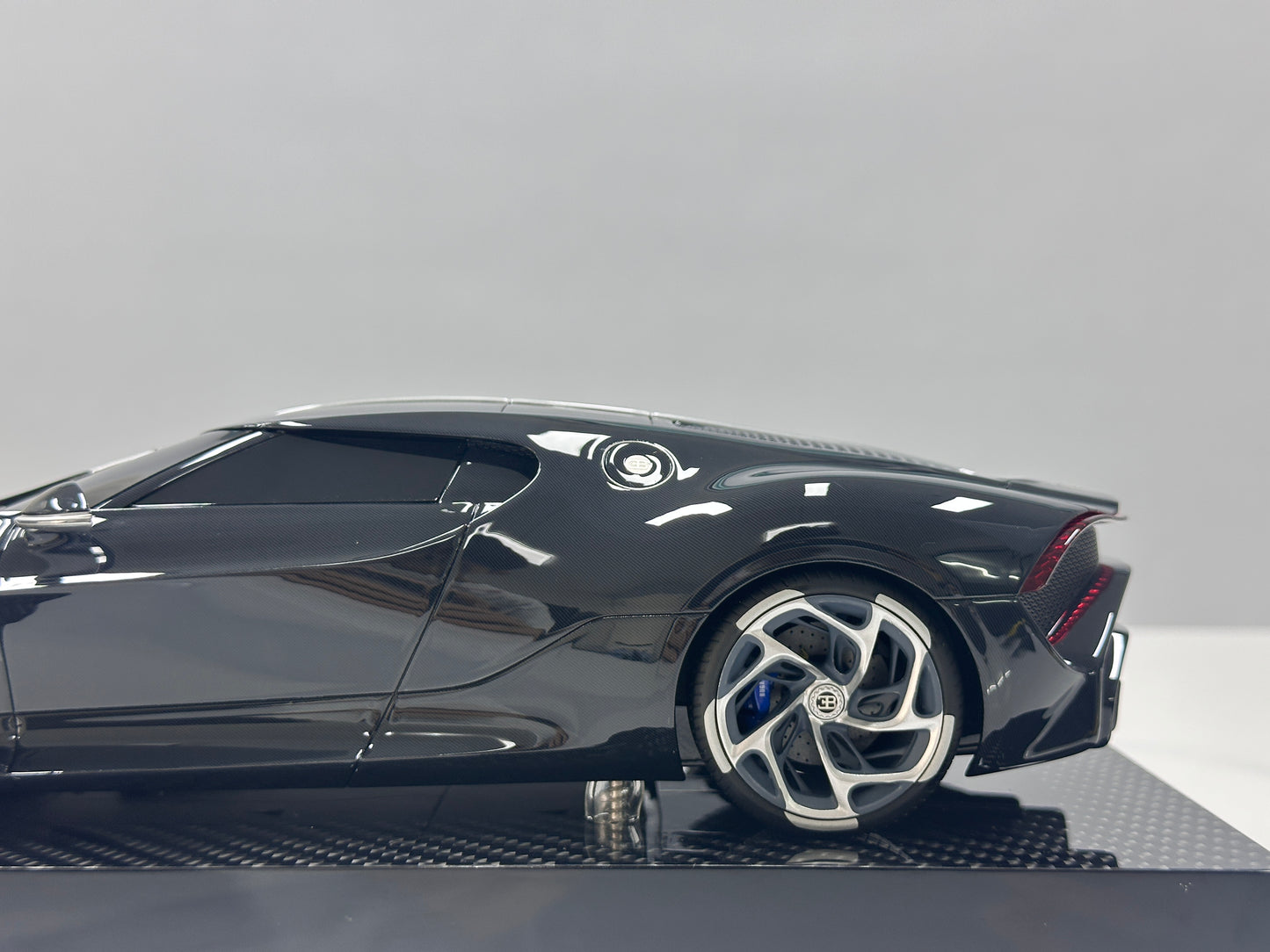CE 1/18 Bugatti La Voiture Noire (Black Carbon Fiber) CE013