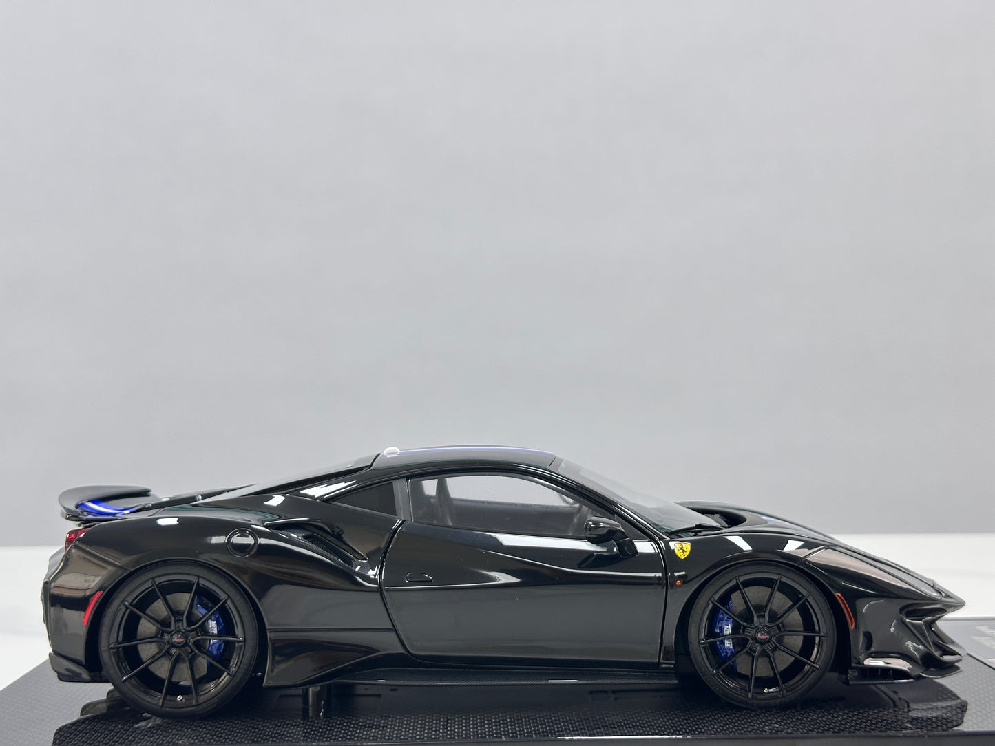 DM Pro 1:18 Ferrari 488P – Black Base, Style F – Black – Fully Opening Resin Model (DGP006B)
