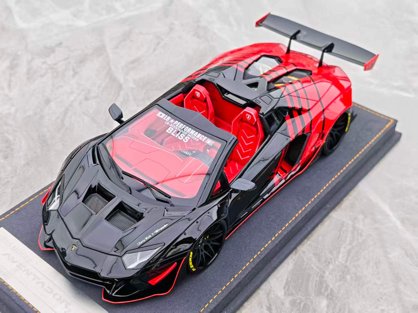 ARES MODEL 1/18 Lamborghini Aventad 2.0 ROADSTER Black/Red ARES013