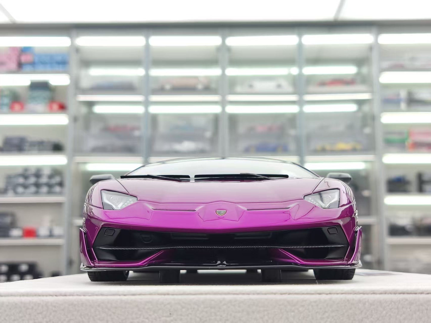 MAKEUP 1/18 Lamborghini Aventador SVJ Magenta EML025G