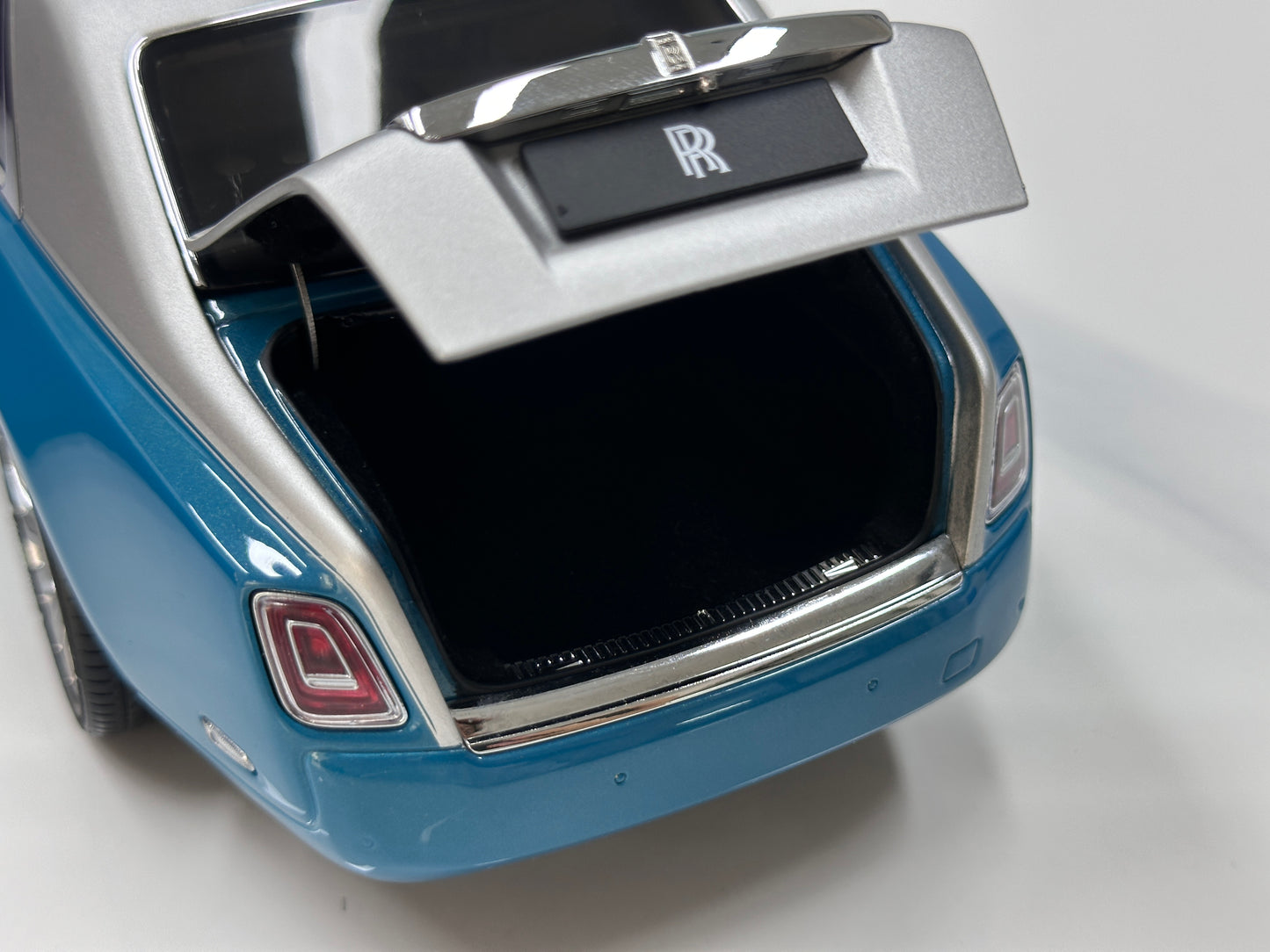 ZP 1/18 Rolls-Royce Phantom VIII – Silver/Turquoise Blue (ZP120)