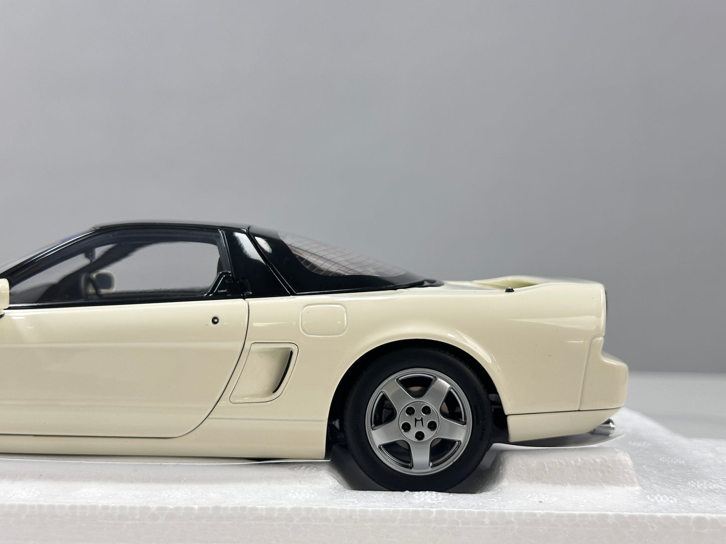 LCD 1/18 Honda NSX 1st Generation (MK1/NA1) White LCD18022-WH