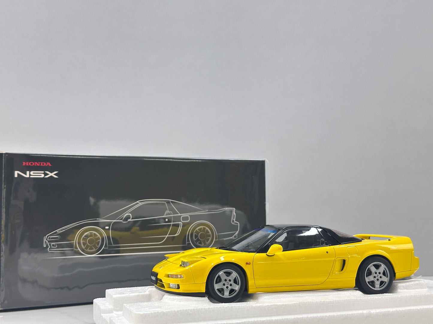 LCD 1/18 Honda NSX 1st Generation (MK1/NA1) Yellow LCD18022-YE
