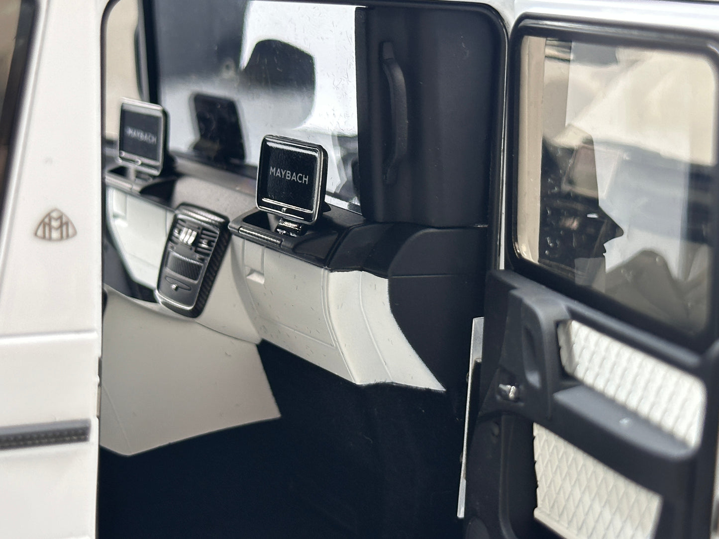 Almost Real 1/18 Mercedes-Benz G 650 Landaulet Metallic White 820213