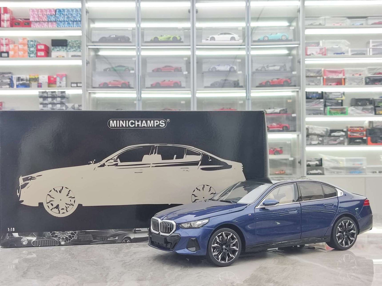MINICHAMPS 1/18 BMW i5 Metallic Blue 110023400