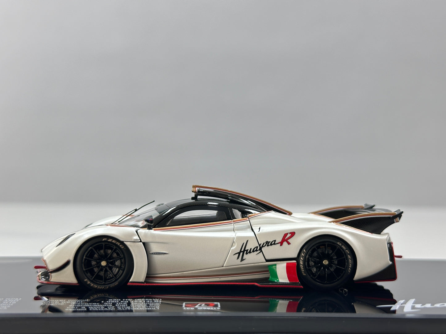 LCD 1/43 Pagani Huayra R Die-cast Model (Fully Opening Parts) - Matte White (LCD43017-PW)