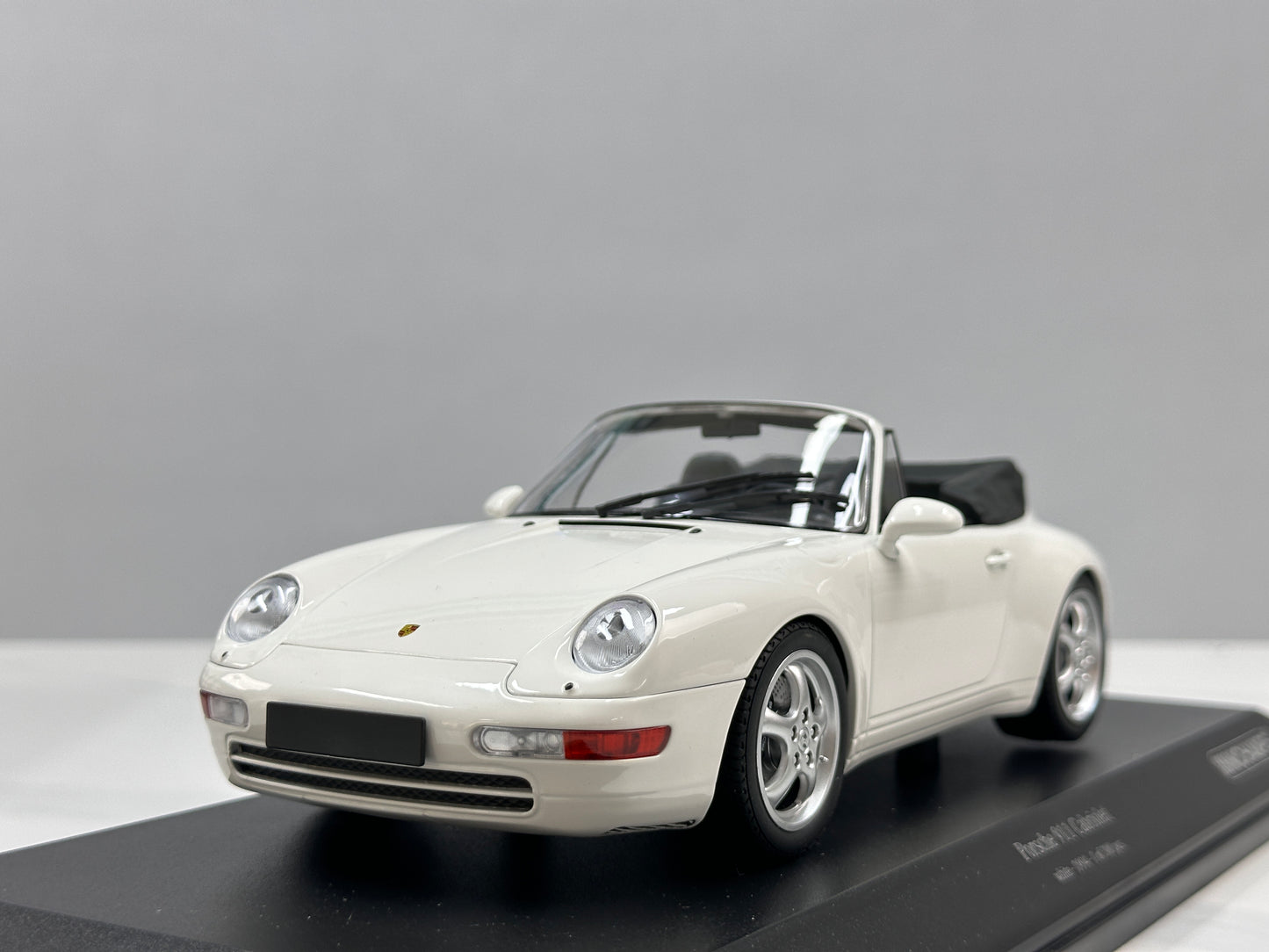 MINICHAMPS 1/18 Porsche 911 (993) Cabriolet White 155061131