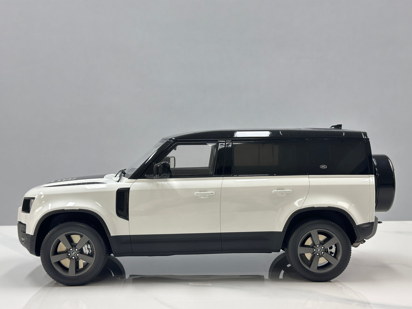 GT Spirit 1/12 Land Rover DEFENDER 110 P400X White GT554