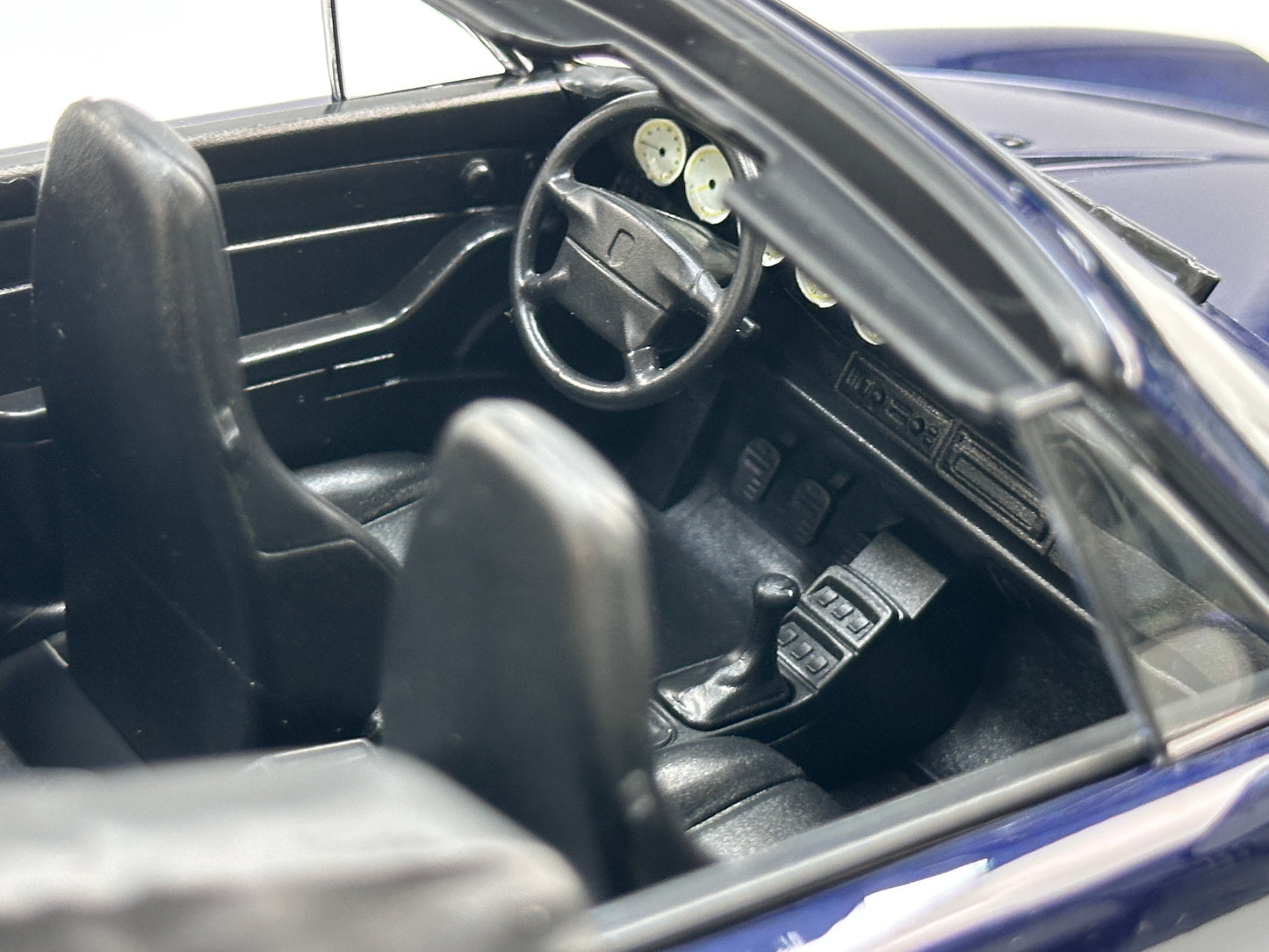 MINICHAMPS 1/18 Porsche 911 (993) Cabriolet Metallic Blue (155061130)