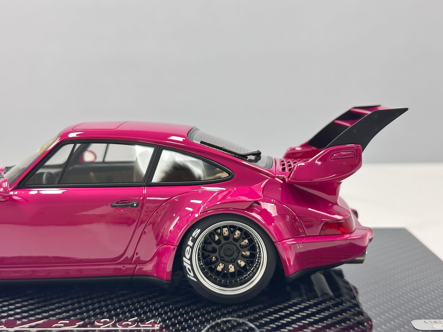TGM Model 1/18 Porsche RWB 964 – Rose Pink (TGM007)