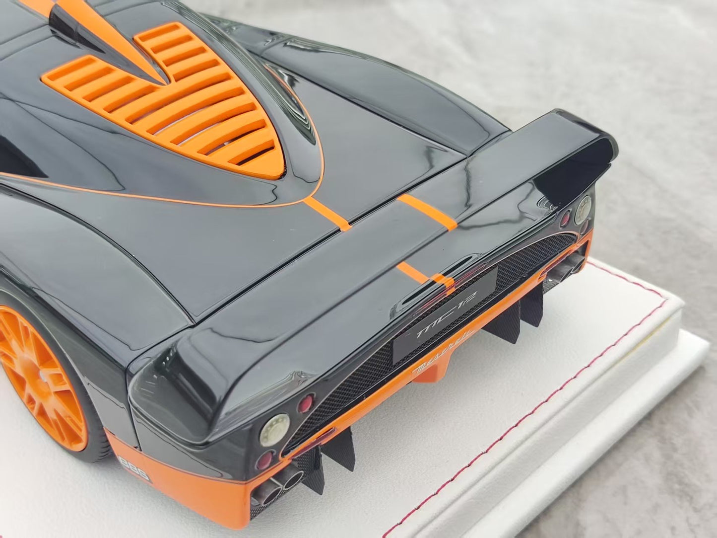 GL 1/18 Maserati MC12 Black and Orange Resin Model JS-GL022