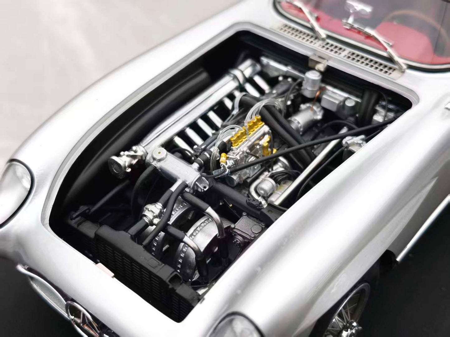 V8 MODEL 1/18 Mercedes 300SLR Silver V8001