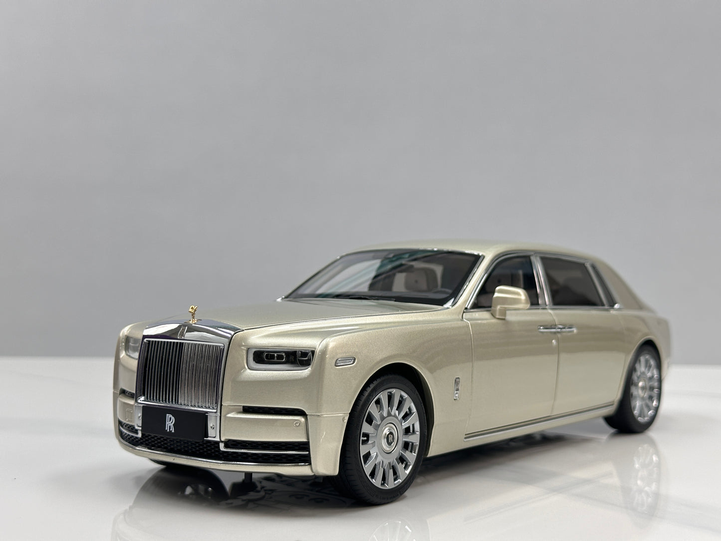ZP 1/18 Rolls-Royce Phantom VIII (Gold Badge / Leather Suitcase Edition) – Champagne Gold (ZP116)