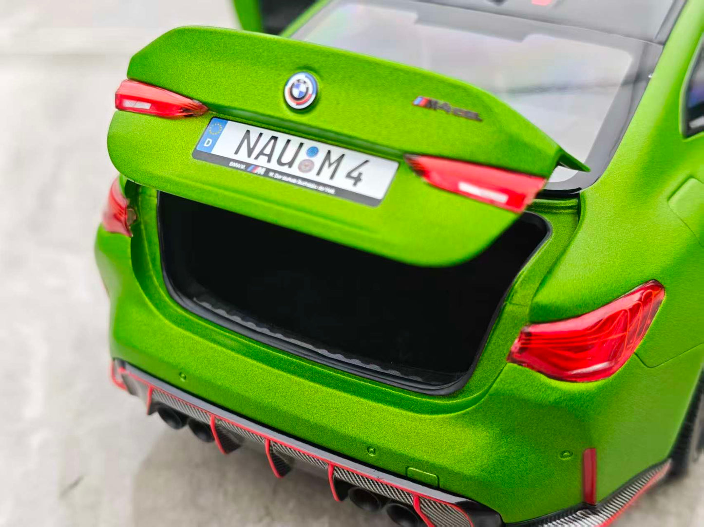 MINICHAMPS 1/18 BMW M4 CSL Green 110023020