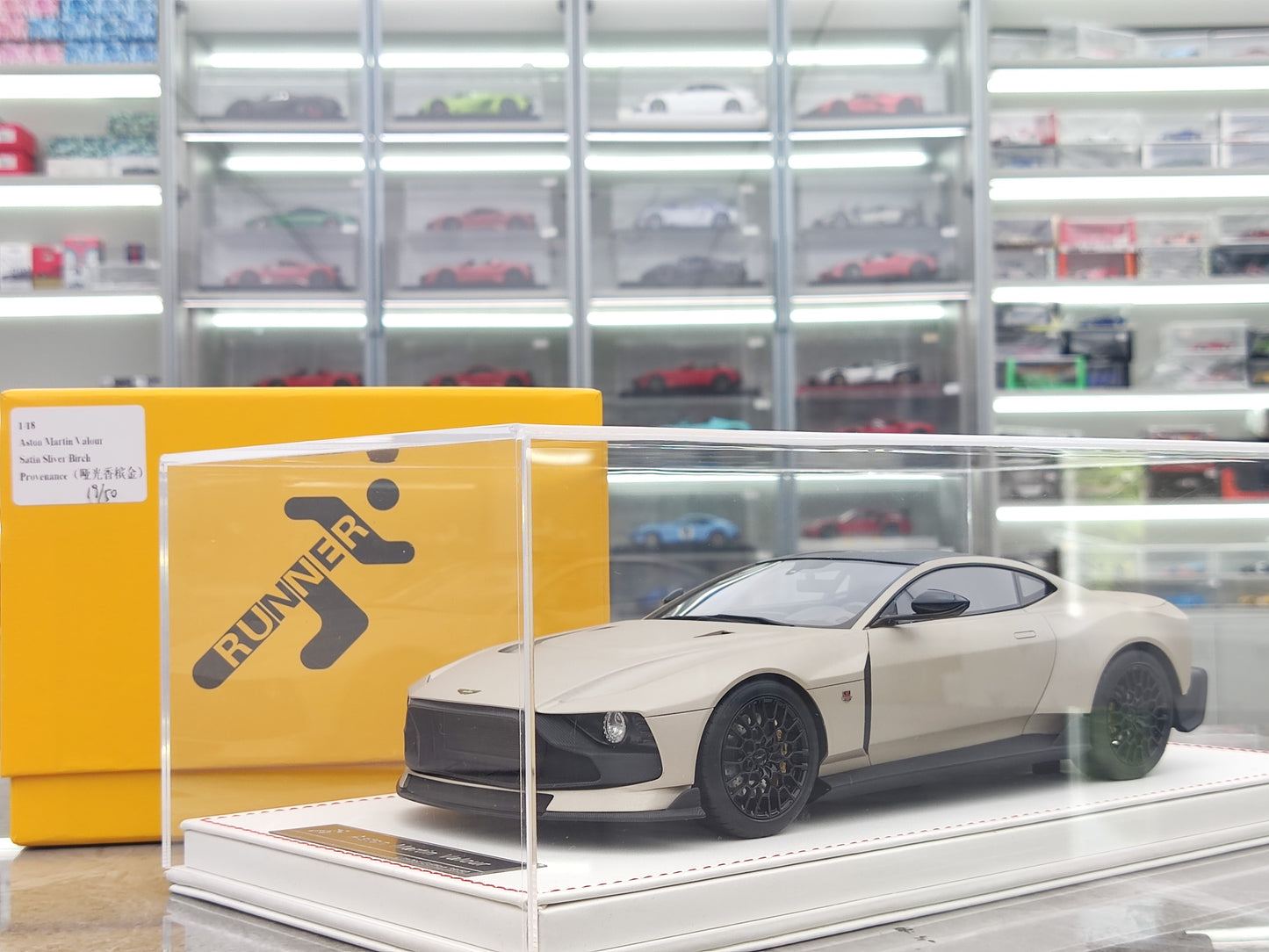 RUNNER 1/18 Aston Martin Valour Simulation Model Car