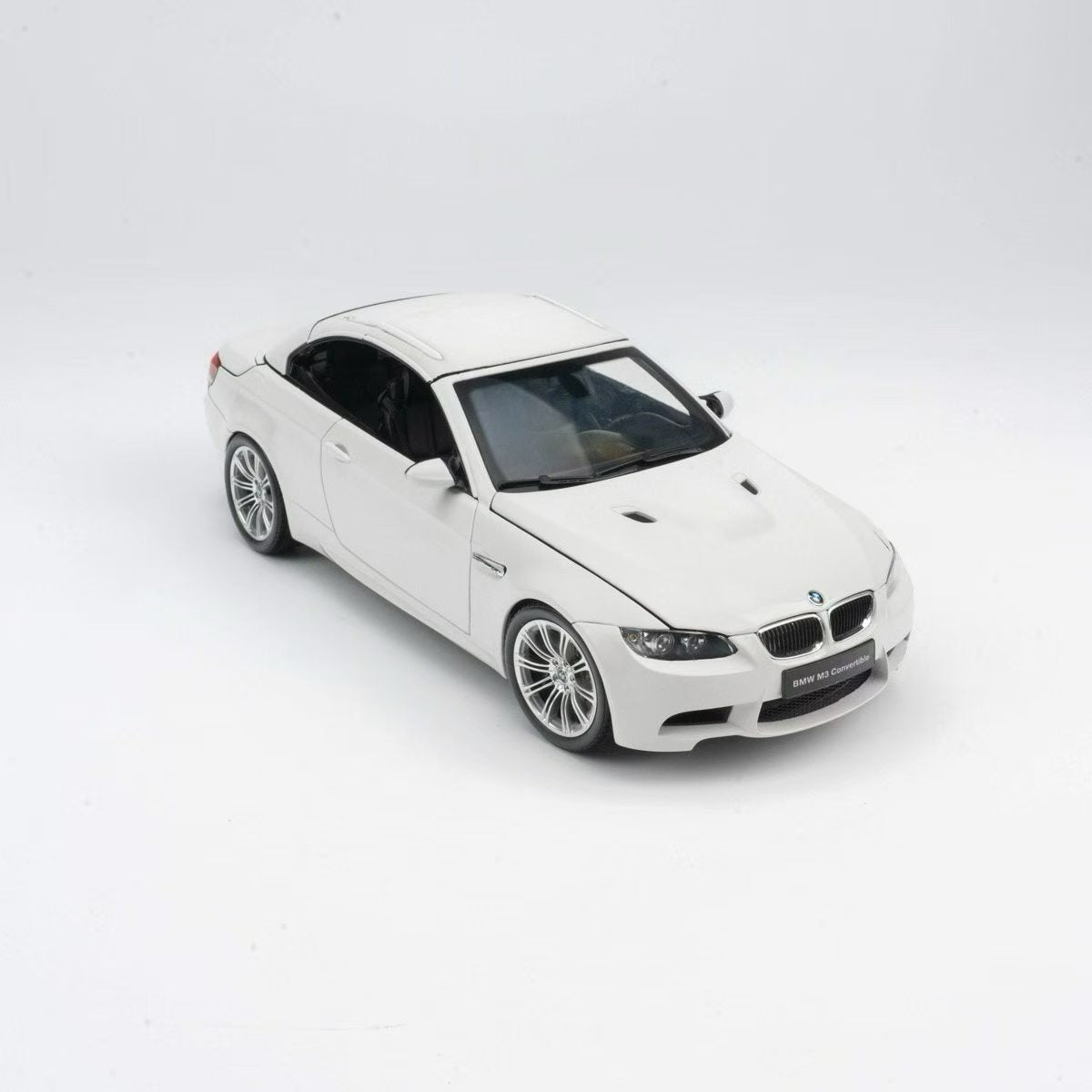 Kyosho 1:18 BMW M3 Converse (E93M) - Pre-order available in four colors, alloy alloy, fully open.