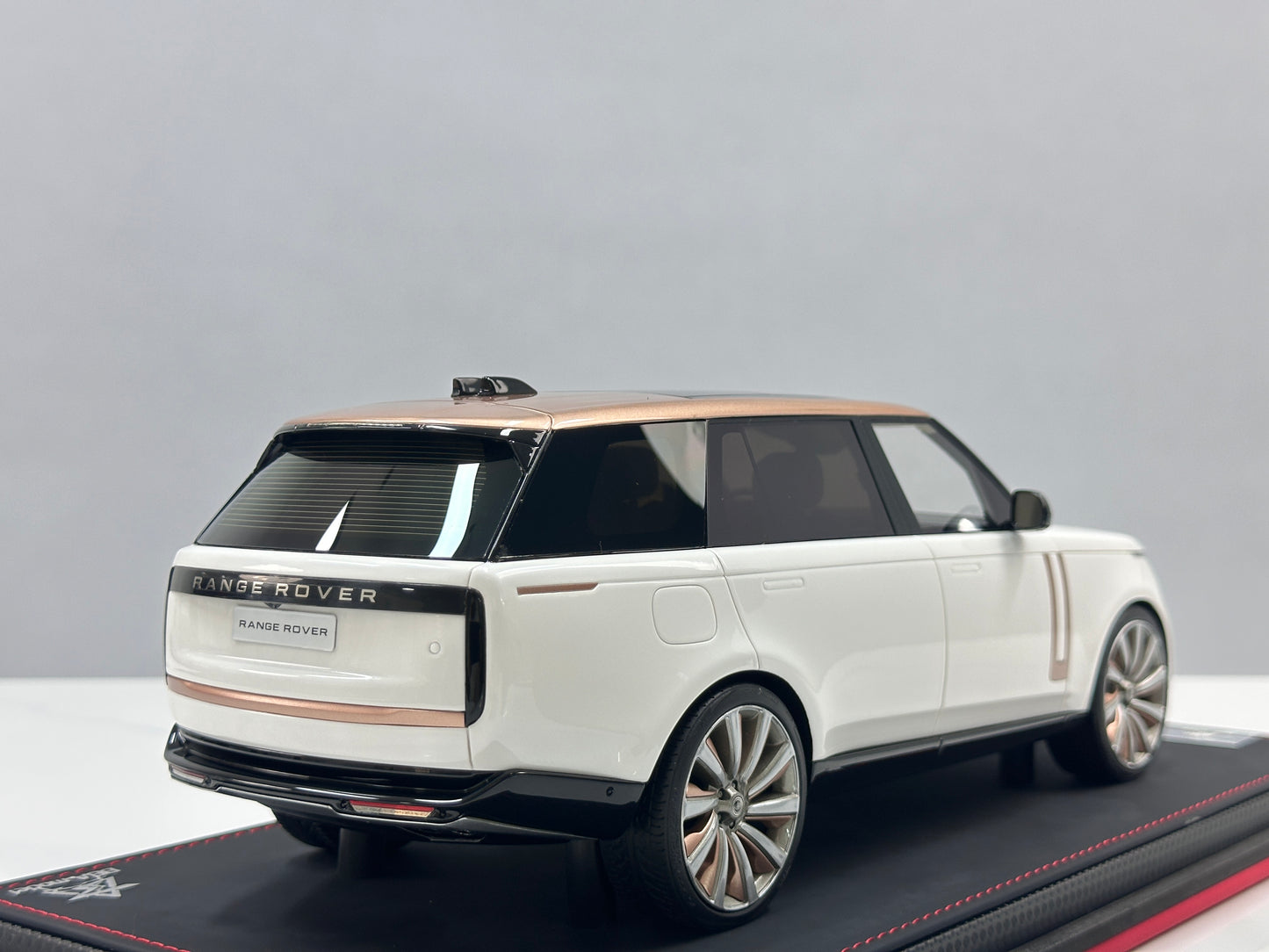 BBA MODEL 1:18 Land Rover Range Rover Autobiography — Pearl White with Platinum Roof (BBA065)