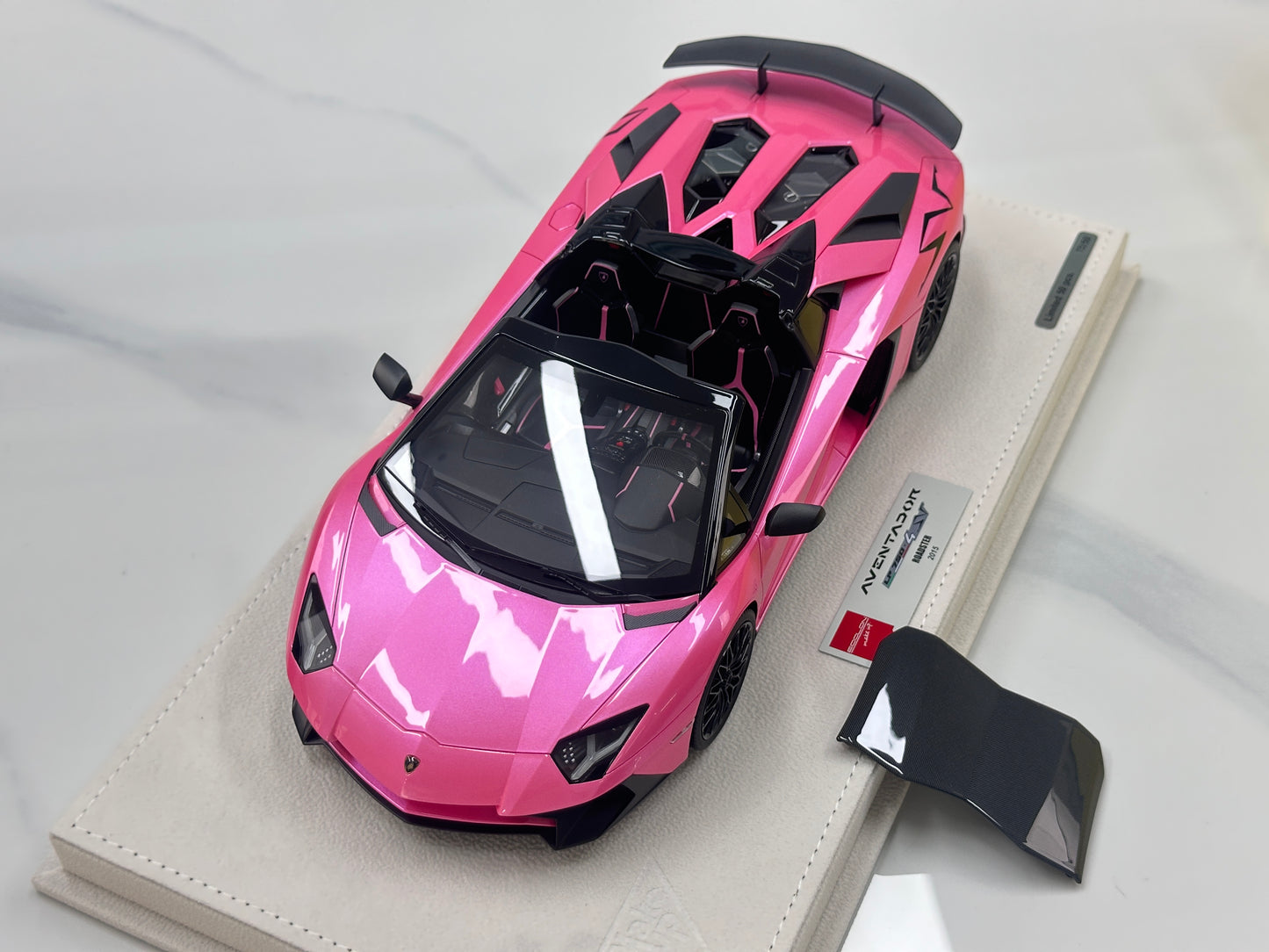 MAKEUP 1/18 Lamborghini Aventador LP750-4 SV Roadster 2015 Pink EML007H