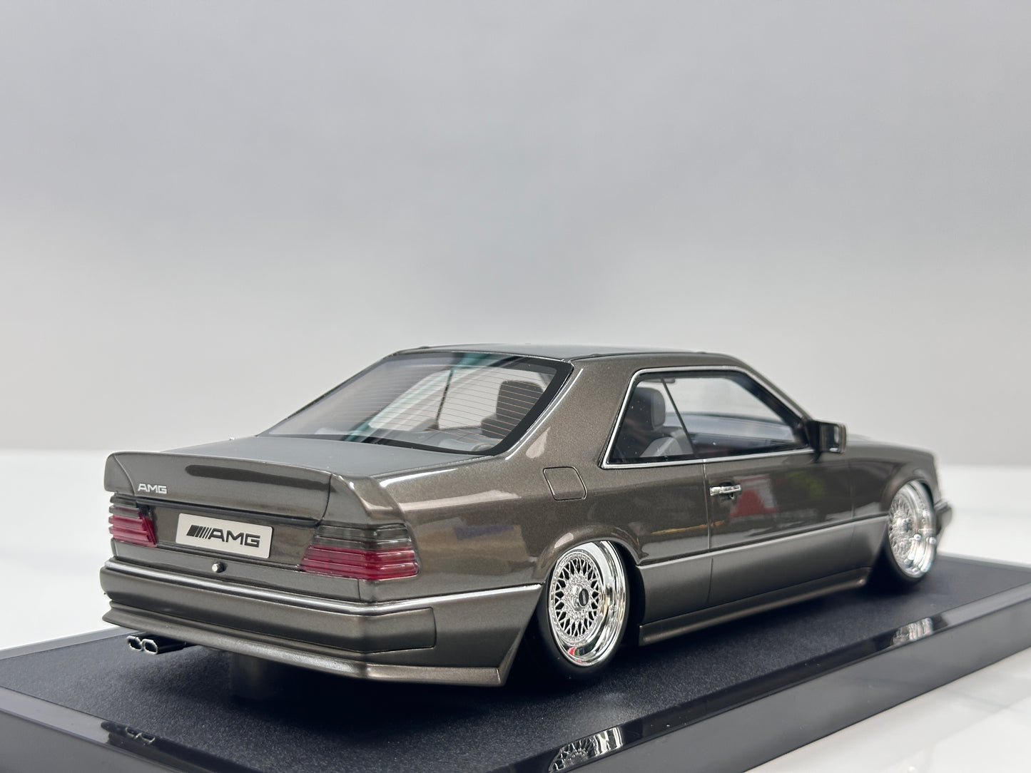 OTTO 1/18 Mercedes-Benz C124 AMG "Stance" – Anthracite Grey (OT1241)