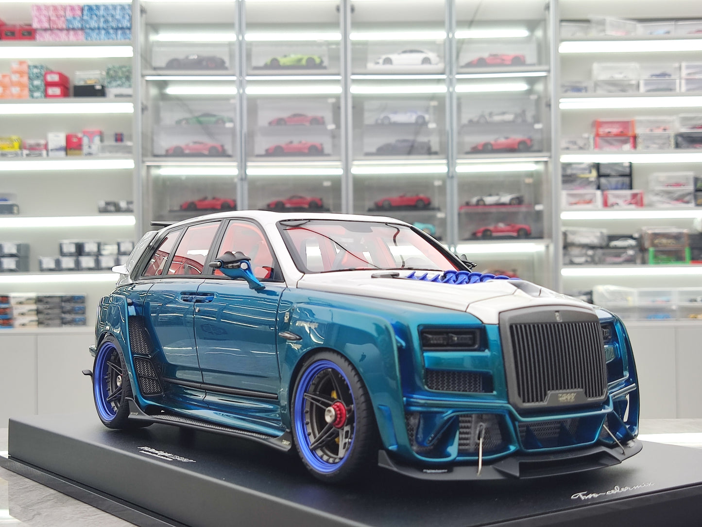 Dreamwalkers 1/18 Rolls-Royce RR.Darknight D900 Glossy Silver and Blue Limited Edition Collectible Model Car R-D900-02