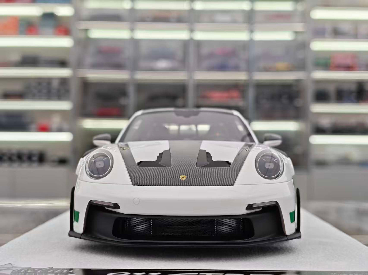 FuelMe 1/18 Porsche 992 GT3RS Carrera Green FM18010LM-03