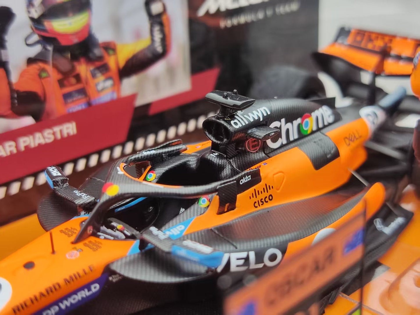 MINICHAMPS 1/43 McLaren F1 Team MCL39 - Winner Spanish GP 2025 with driver figure and scoring board, Orange 533255181