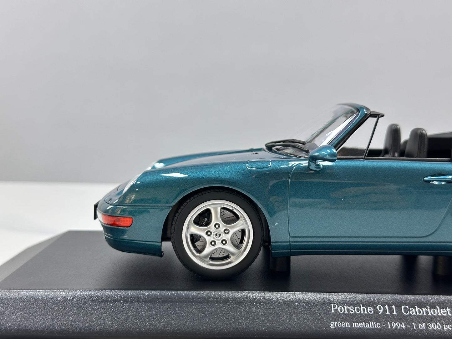 MINICHAMPS 1/18 Porsche 911 (993) Cabriolet – Metallic Green (155061132)