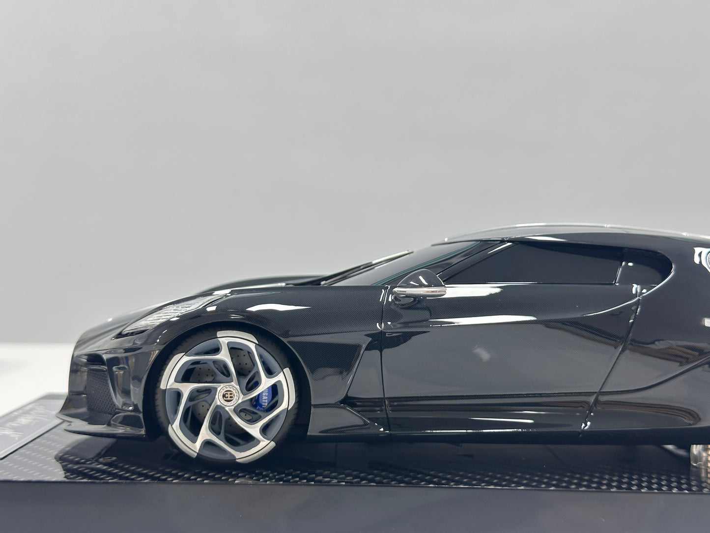 CE 1/18 Bugatti La Voiture Noire (Black Carbon Fiber) CE013