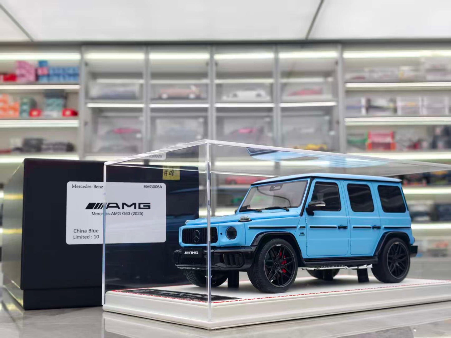 Dino MODEL 1/18 Mercedes-Benz G63, White Base, EMG001-008A