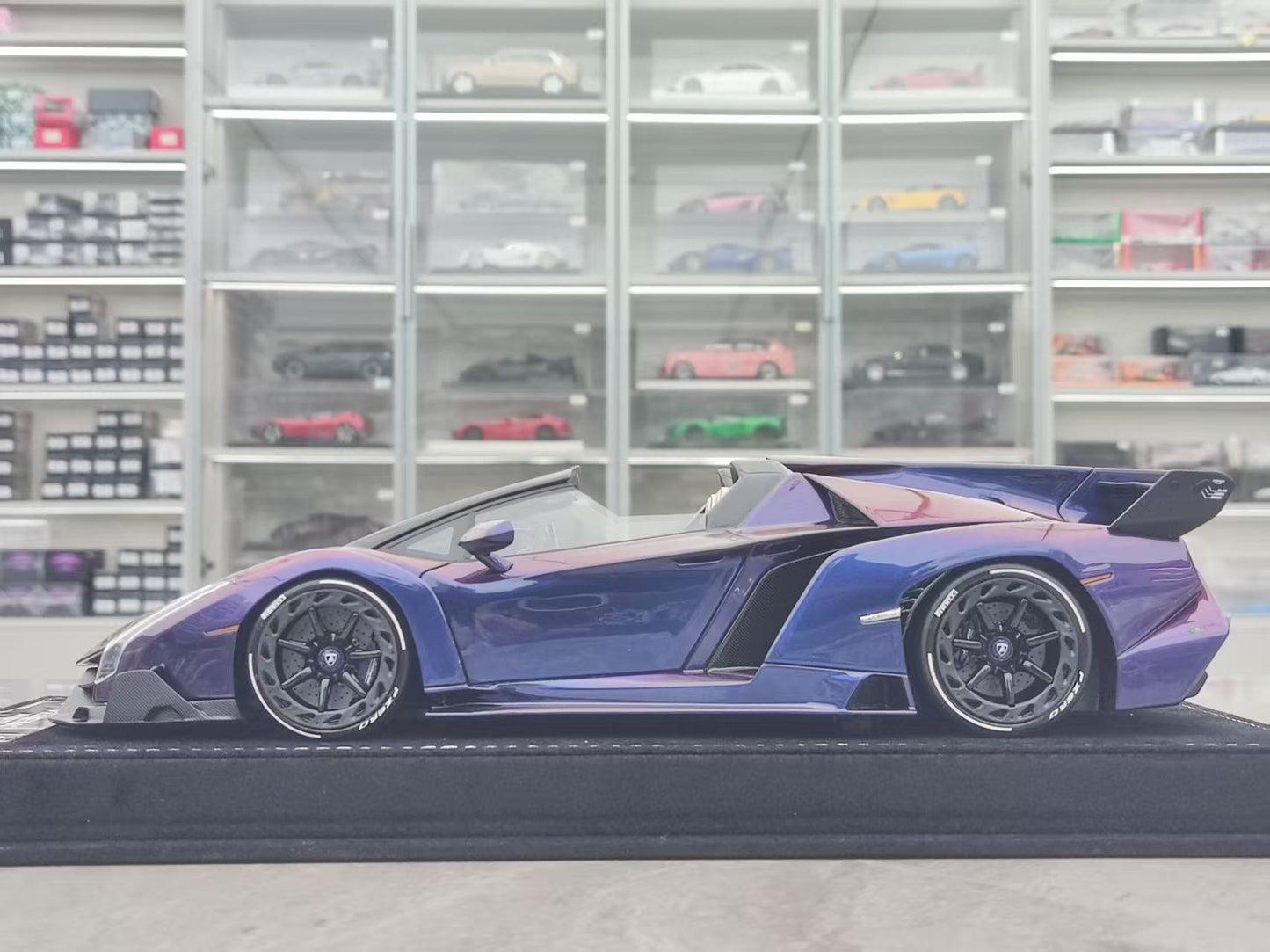 HH Model 1/18 Lamborghini Veneno Roadster, Chameleon Purple HH562