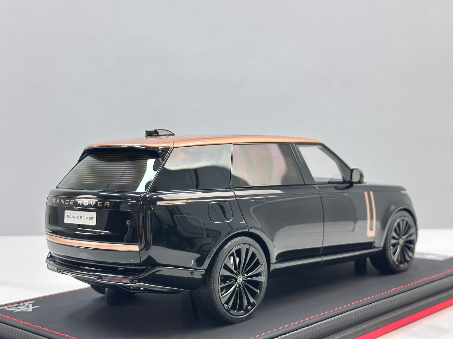 BBA MODEL 1:18 Land Rover Range Rover Autobiography – Black & Gold (BBA066)