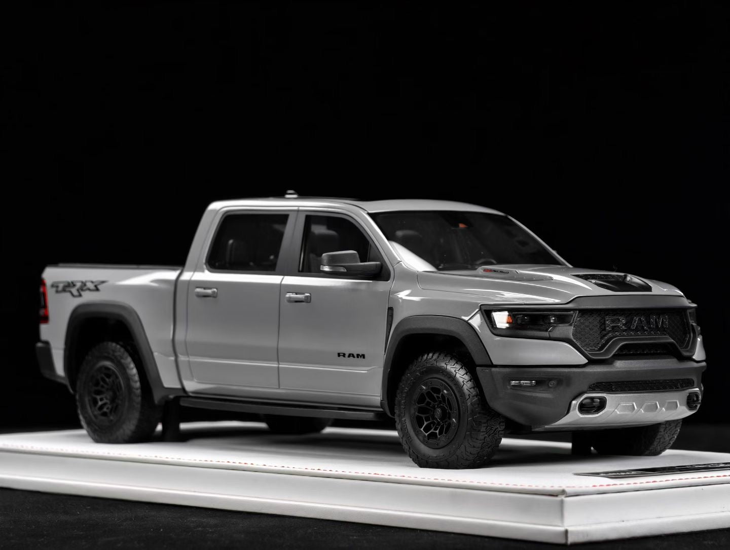 DiAMAanD 1/18 Dodge Ram (Tyrannosaurus Rex)