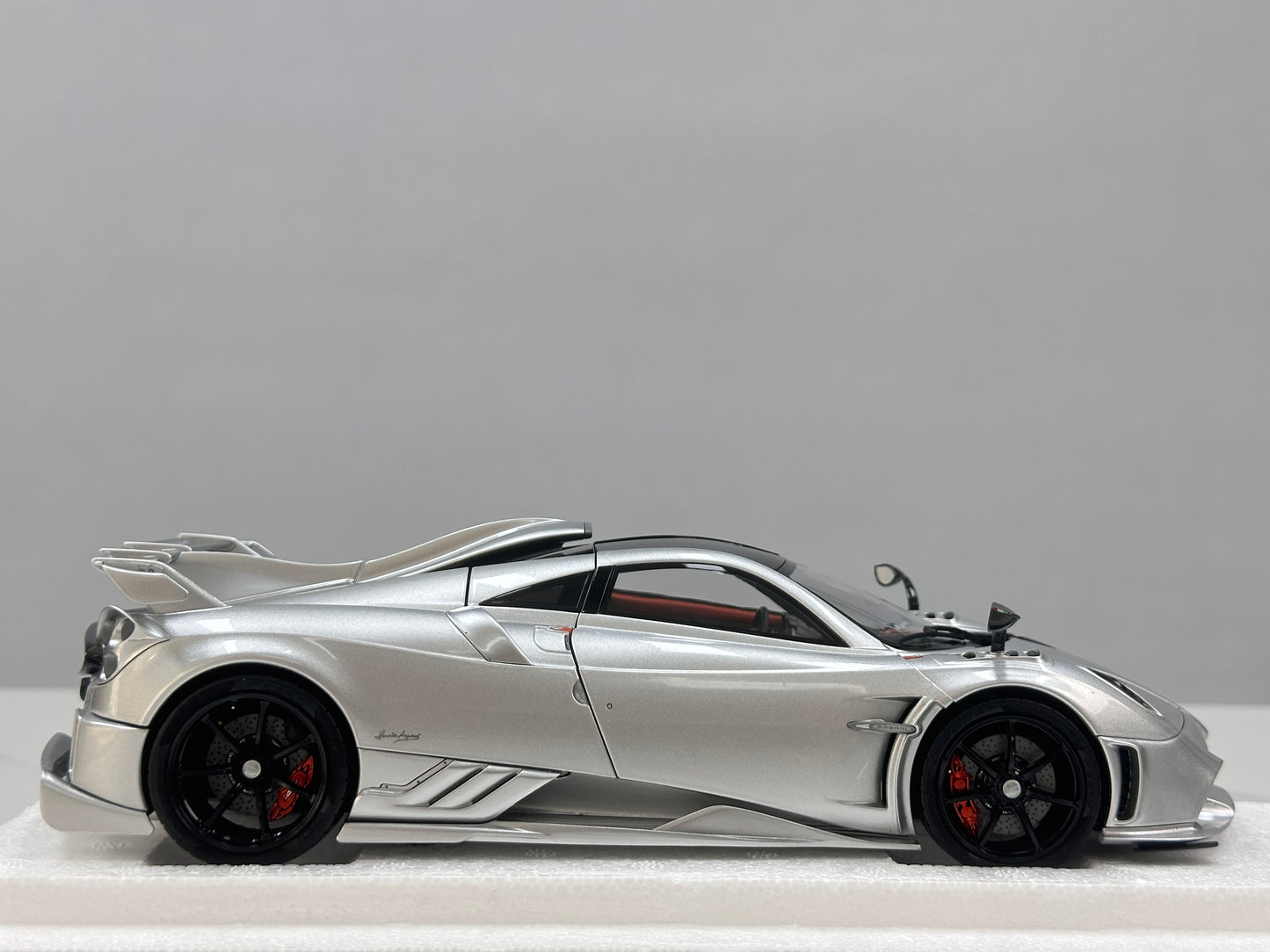 LCD 1/18 Pagani Imola Silver (LCD125)