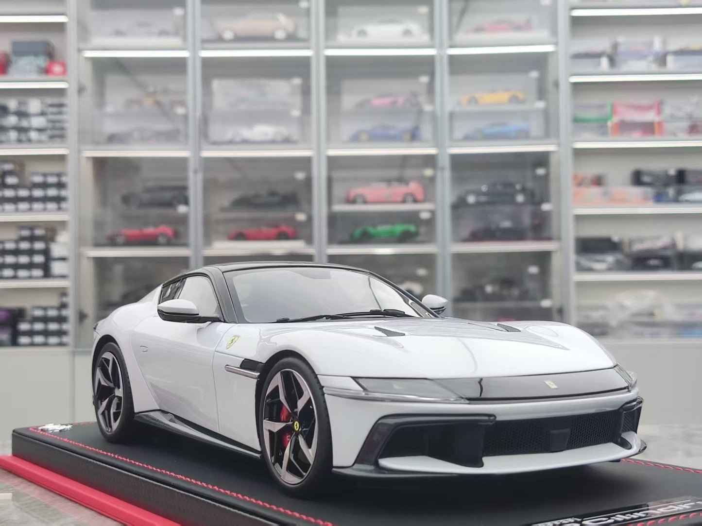 MR 1/18 Ferrari 12 Cilindri Arctic White FE043B