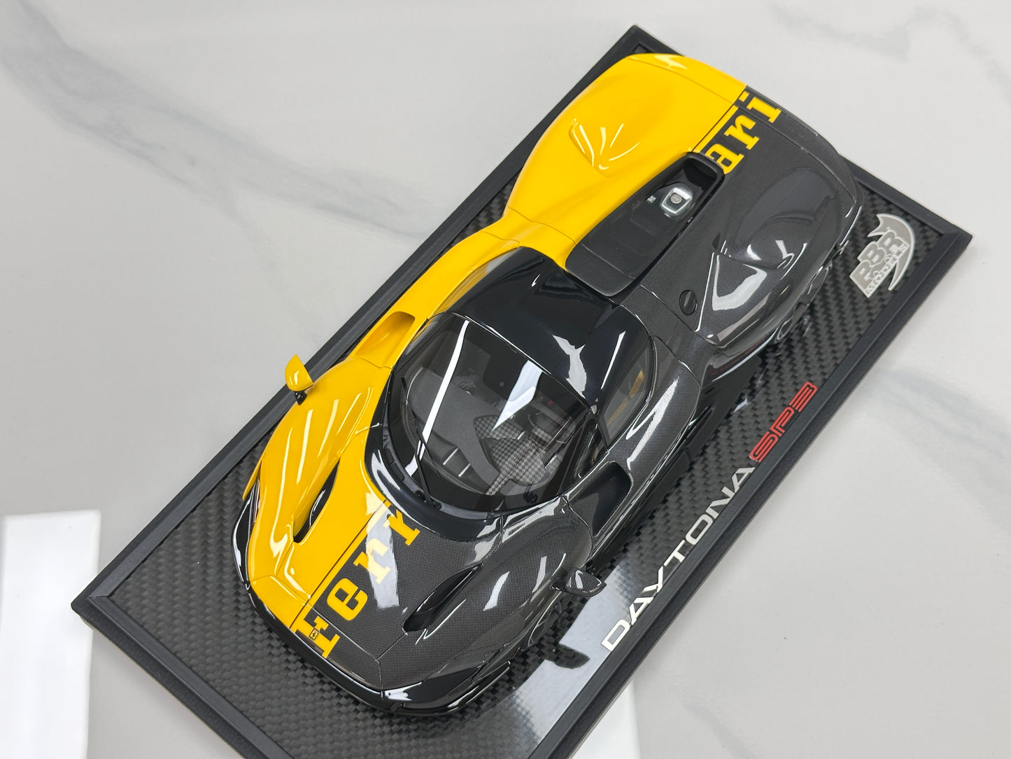 BBR 1:18 Ferrari Daytona SP3 (Red Box Edition) – Modena Yellow + Black Carbon Fiber (P18224TMOCH)