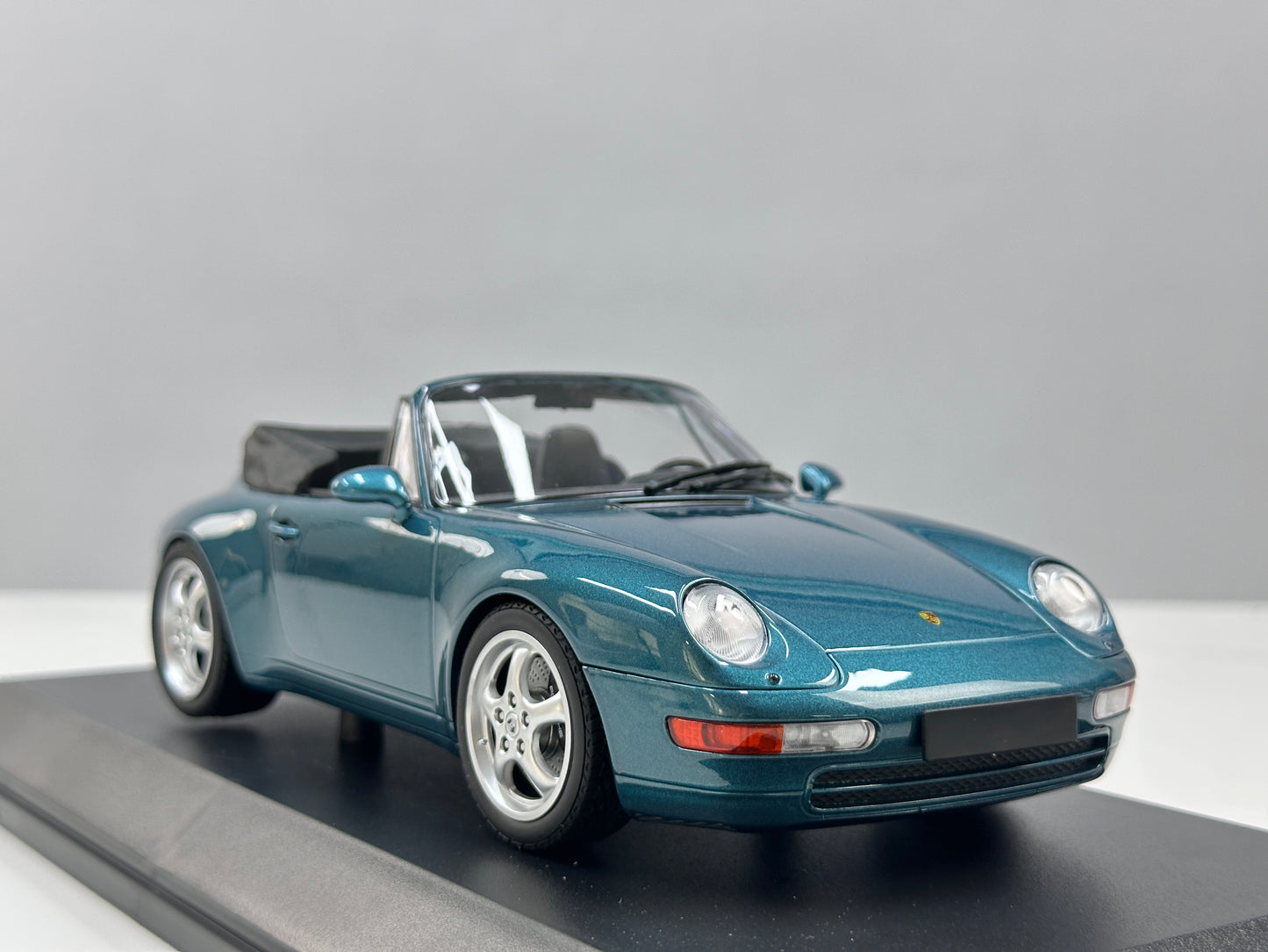 MINICHAMPS 1/18 Porsche 911 (993) Cabriolet – Metallic Green (155061132)