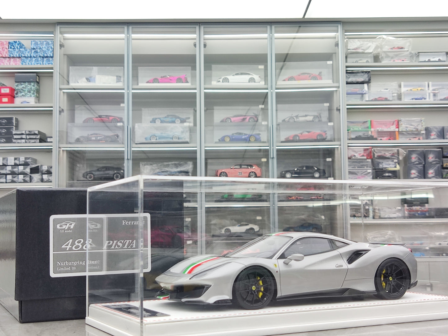 GH MODEL 1/18 Ferrari Novitec 488 Pista Limited Edition Model Car