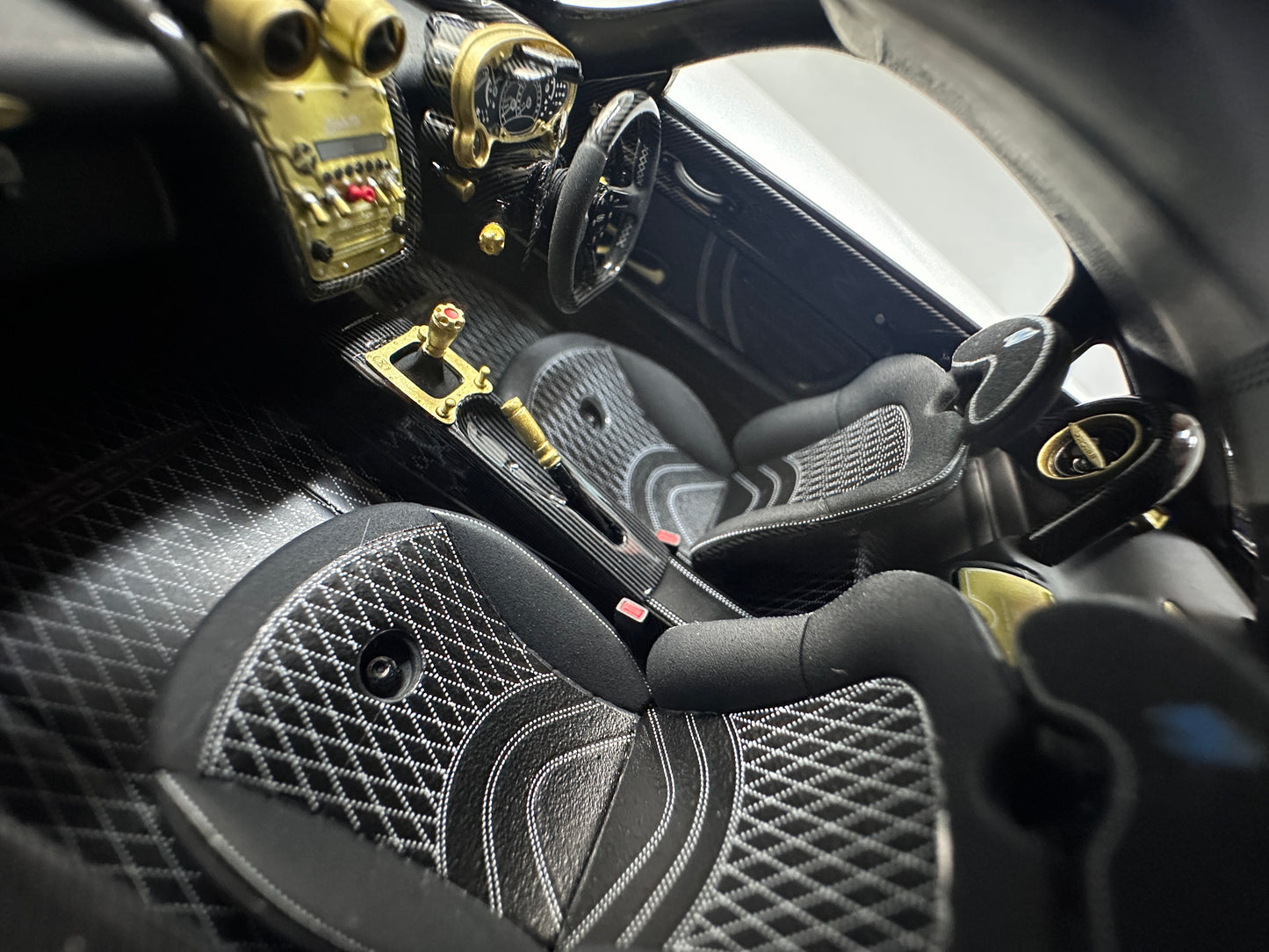 HH Model 1/18 Pagani Zonda Blue & Black Carbon Fiber HH675