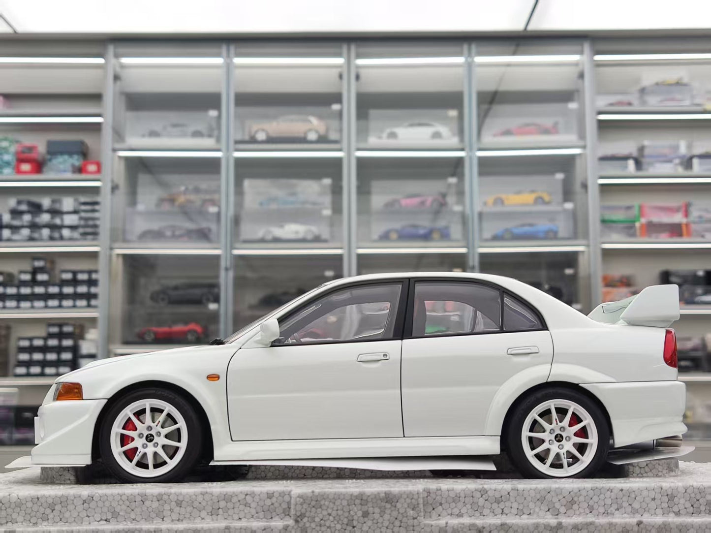 MOTORHELIX 1/18 Mitsubishi Lancer Evolution VI (6.5) Scottish White MH346