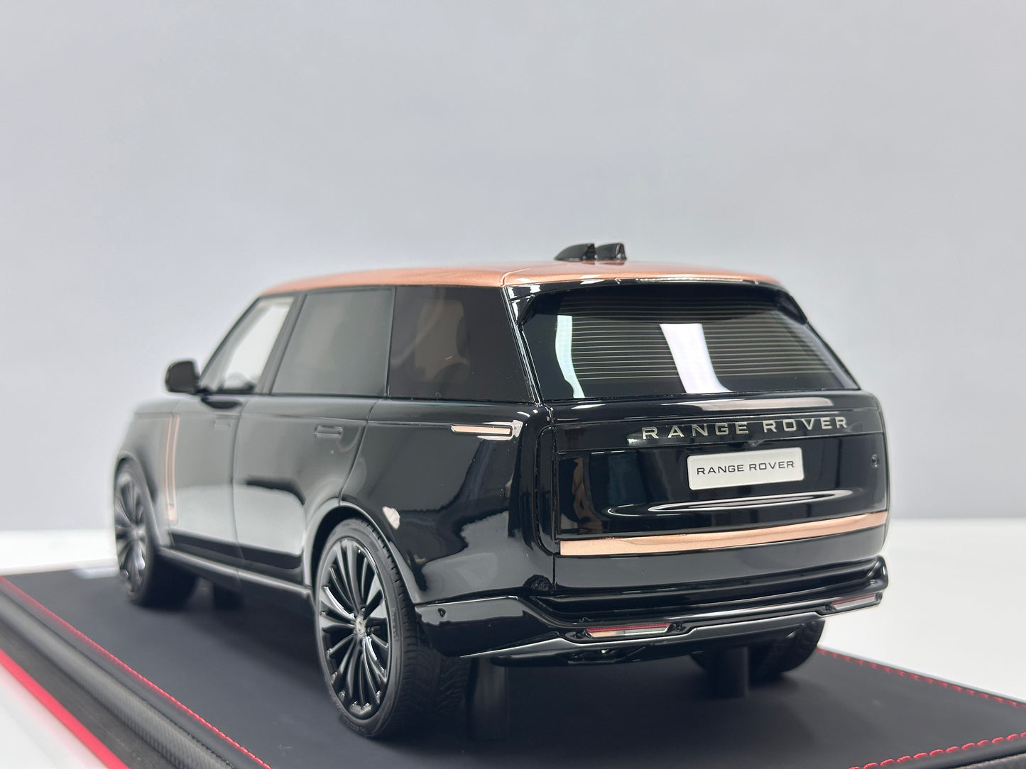 BBA MODEL 1:18 Land Rover Range Rover Autobiography – Black & Gold (BBA066)