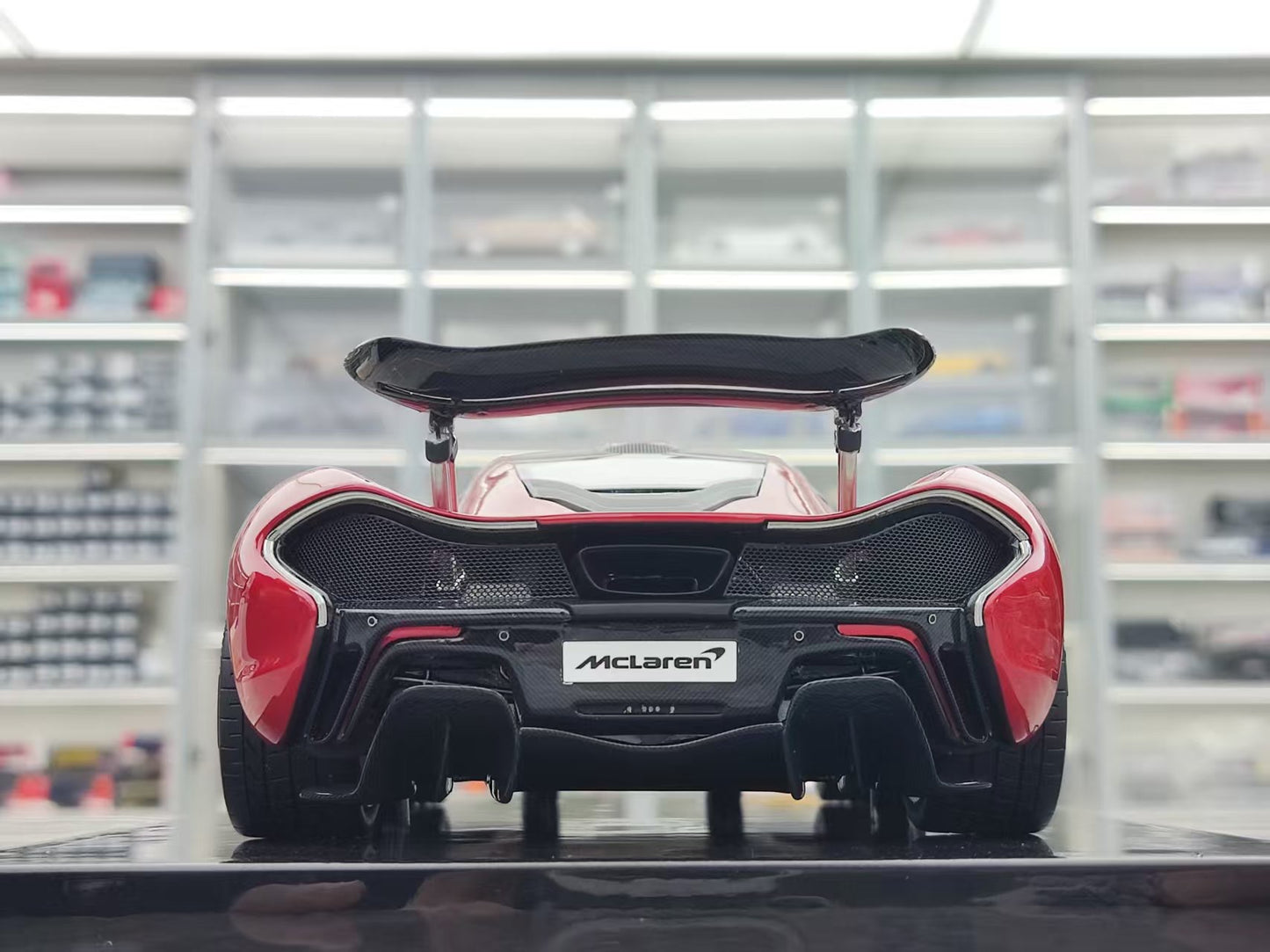 DINOMODEL 1/18 McLaren P1 Carbon Sole Volcano RED/SW DMP004