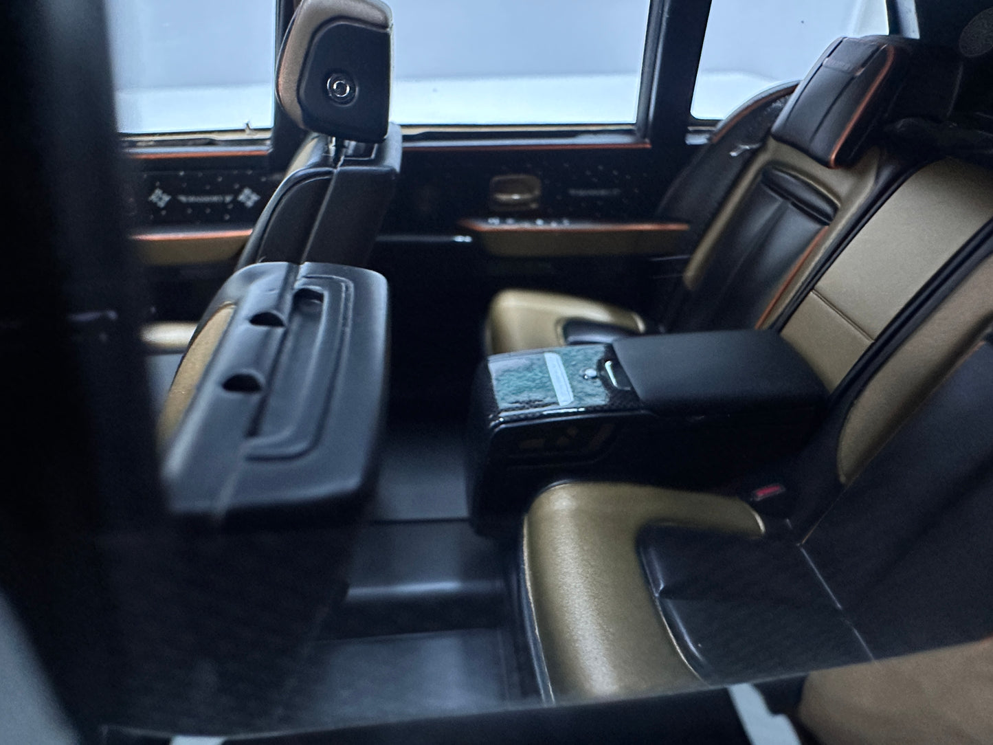 HH MODEL 1/18 Rolls-Royce Cullinan Series II MANSORY – Piano Black / Gold Plated (HH699)