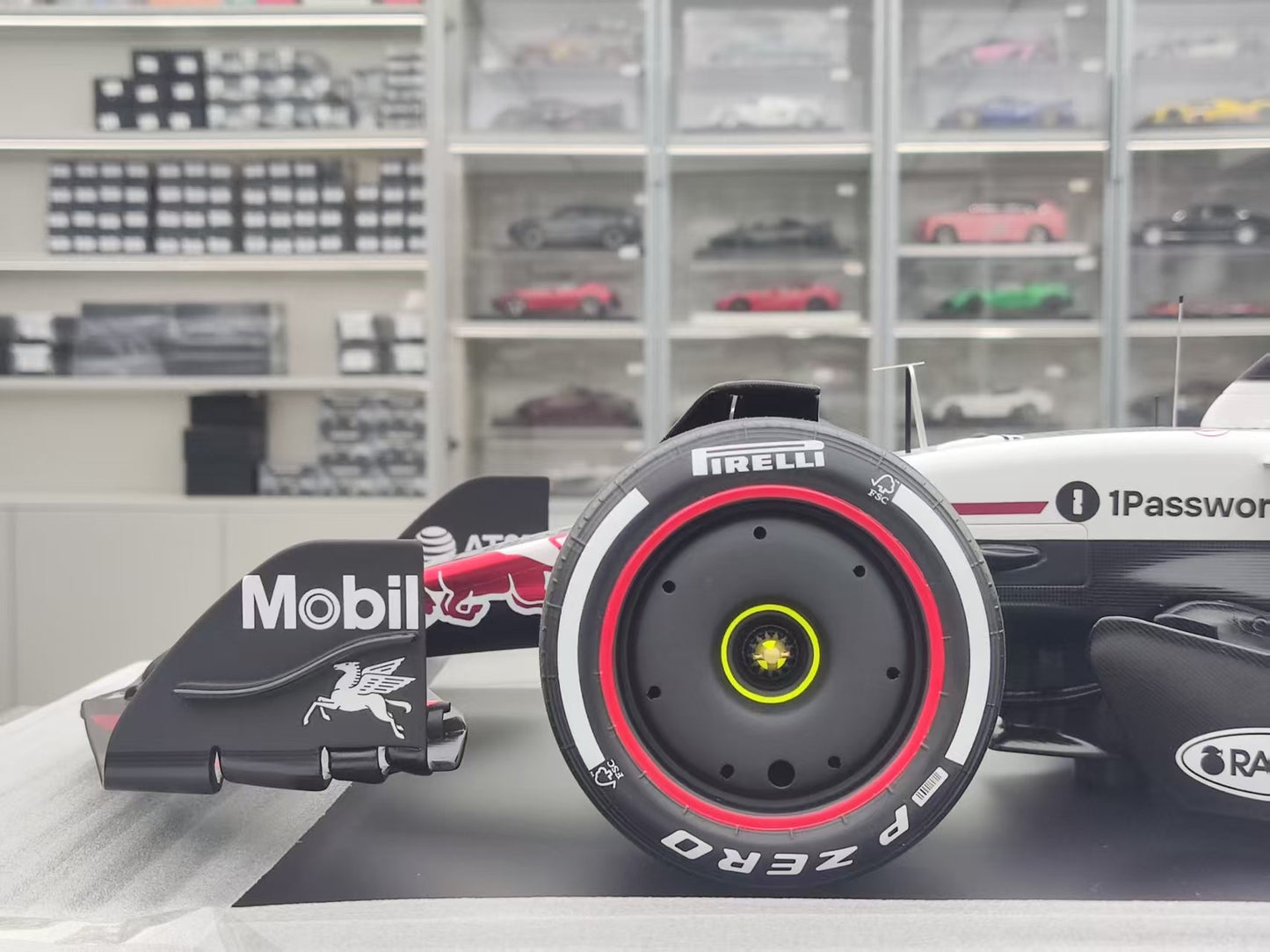 Spark 1/8 Red Bull Racing RB21 No.1 Oracle Red Bull Racing Winner Japanese GP
2025 Max Verstappen 08SP295