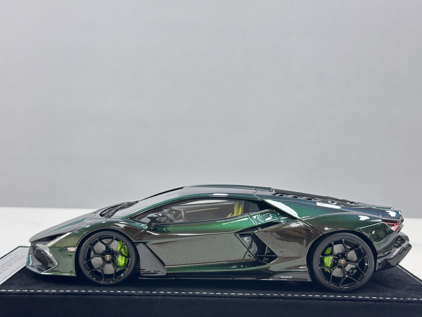 HH Model 1/18 Lamborghini Revuelto Green/Purple Chameleon HH621