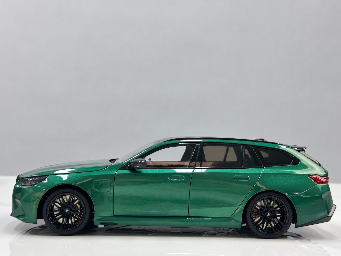 MINICHAMPS 1/18 BMW M5 Touring (2024) – Metallic Green (110023902)