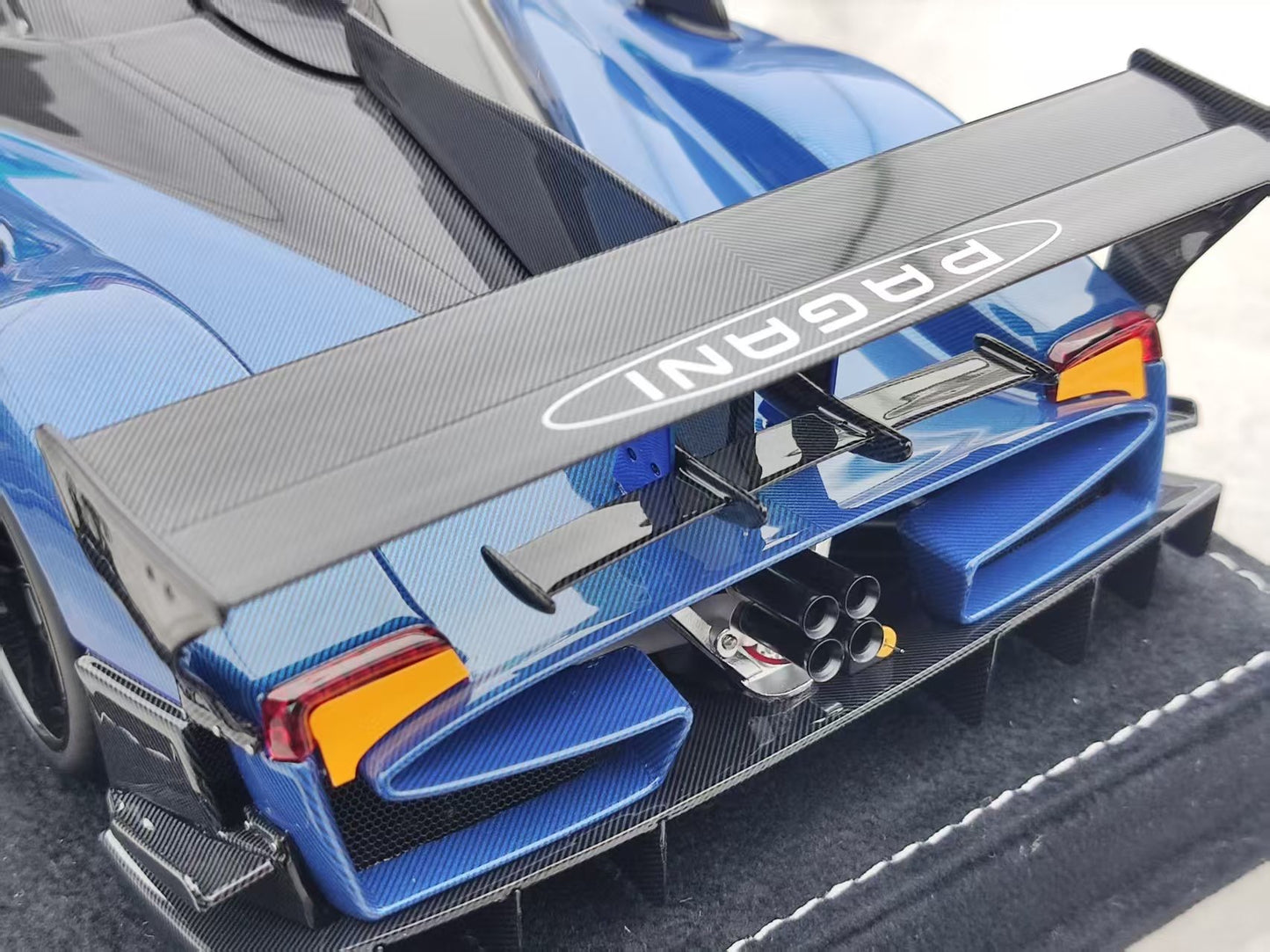 HH Model 1/18 Pagani Zonda R & Evolution Specials Safety Car HH565