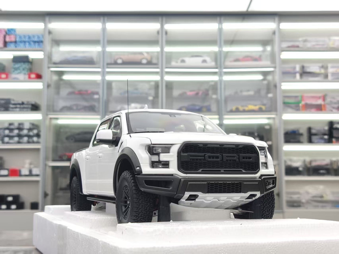 AUTO Art 1/18 Ford F-150 RAPTOR SUPERCREW 2019 White 72946